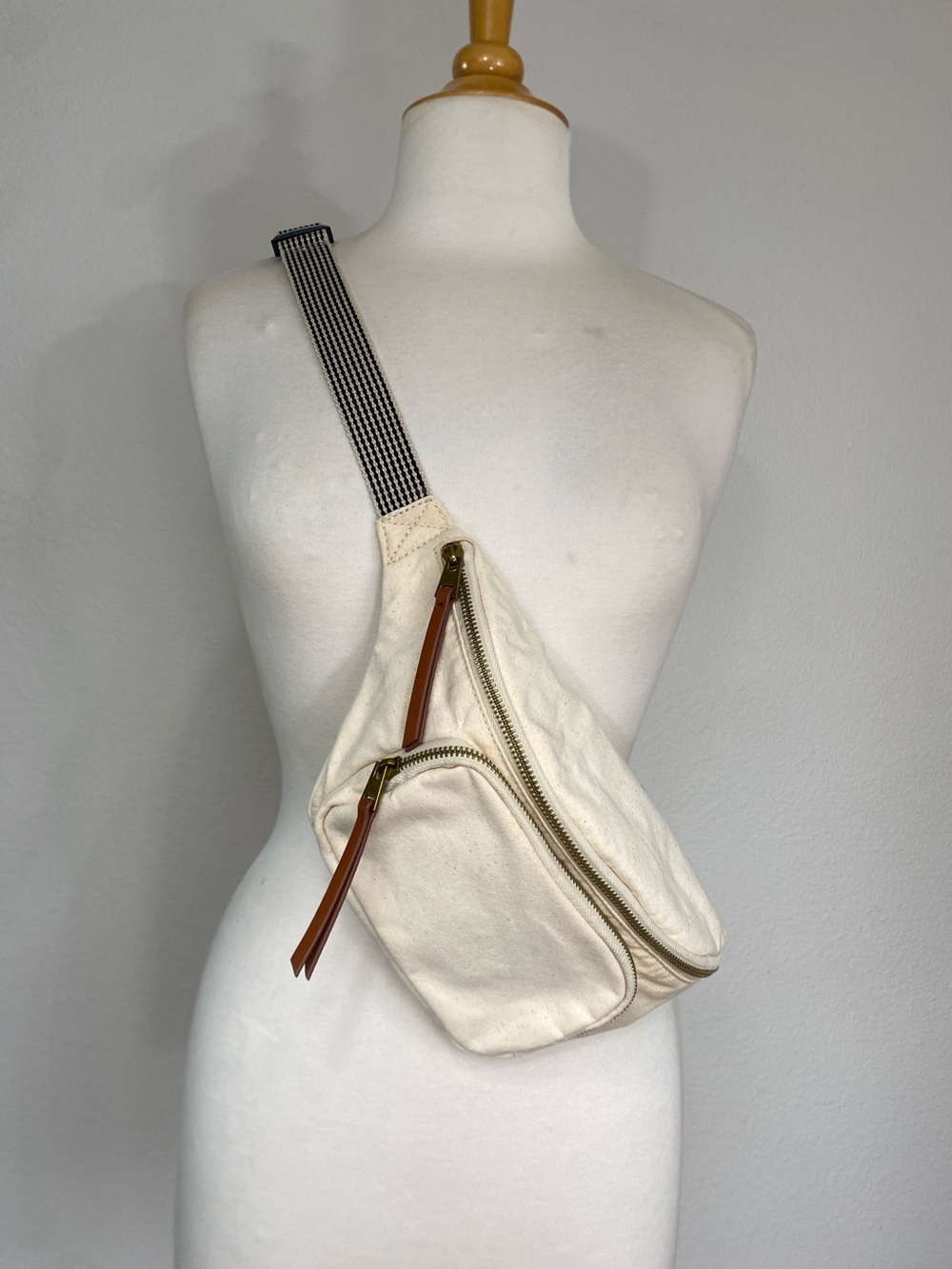Universal Thread Women's Cream Canvas Zipper Belt Bag Fanny Pack Coastal Casual
